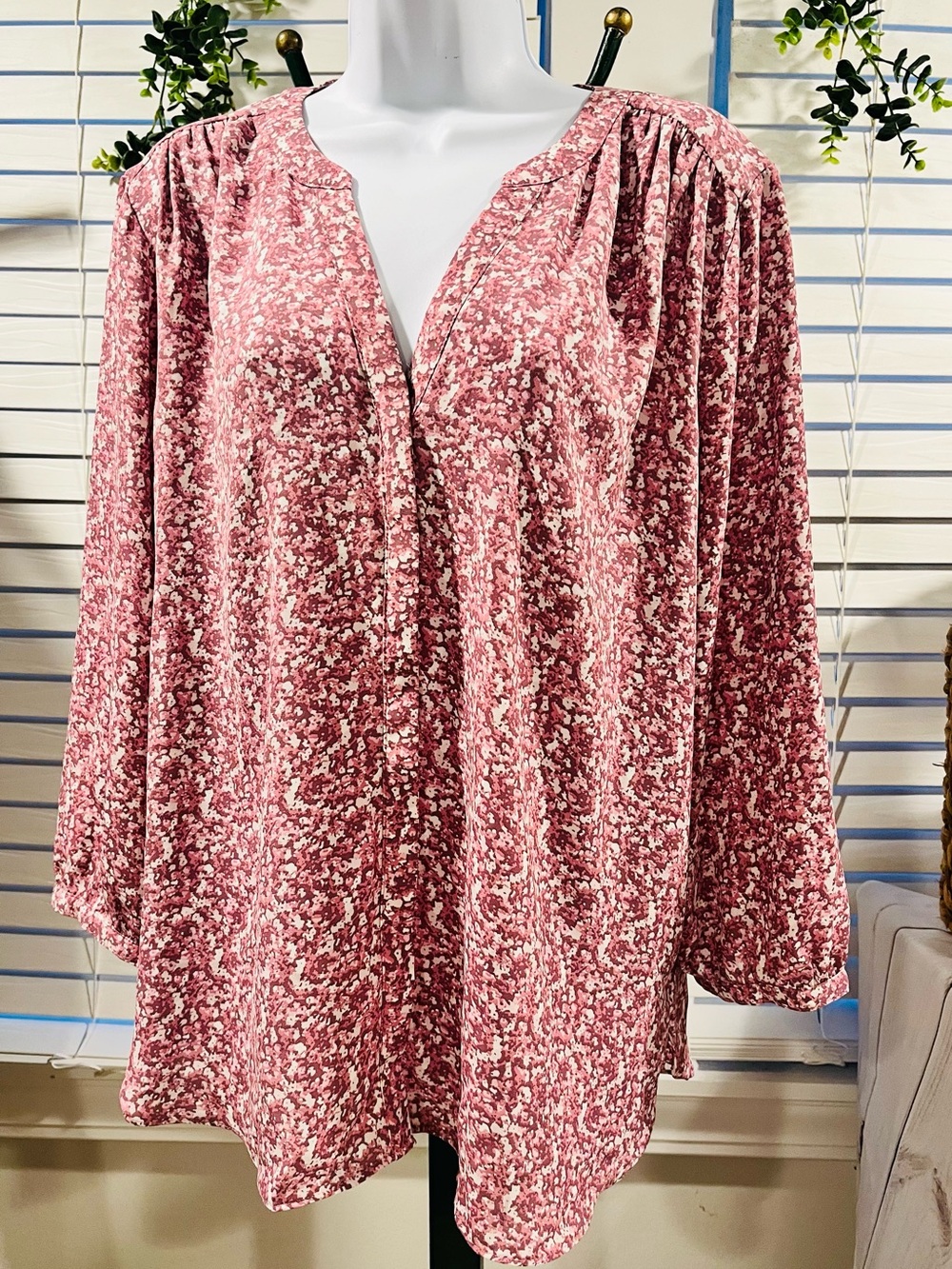 NYDJ Pintuck Mauve Floral Split-Neck Blouse Lg